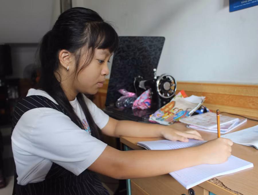 Em Nguyễn Tường Vy luôn cố gắng trong học tập để tạo niềm vui cho người mẹ bị khuyết tật. Ảnh T.B