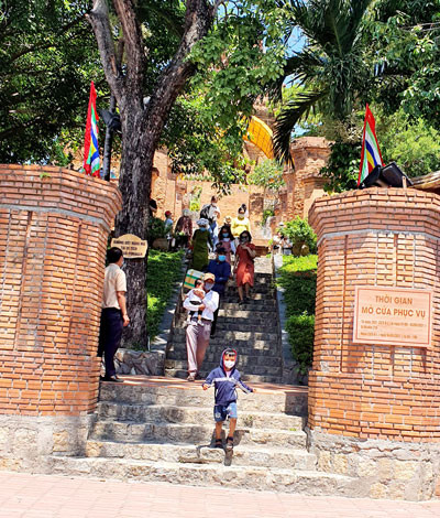 Du khách tham quan TP Nha Trang, tỉnh Khánh Hòa