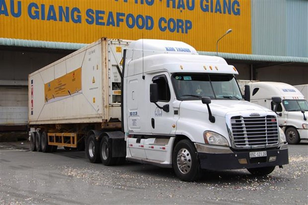  Xe đưa lô hàng tôm đầu tiên năm 2021 đi xuất khẩu. (Ảnh: Hồng Thái/TTXVN)