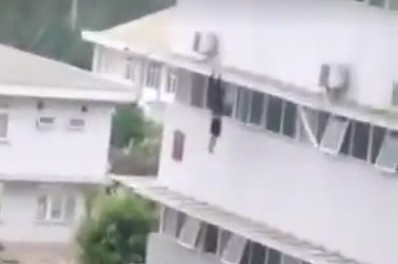 Thời khắc người đàn ông treo lơ lửng ở tầng 3.