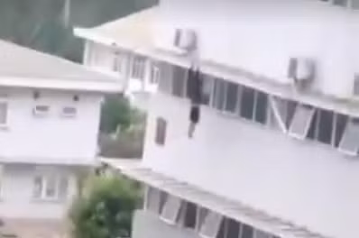 Thời khắc người đàn ông treo lơ lửng ở tầng 3.