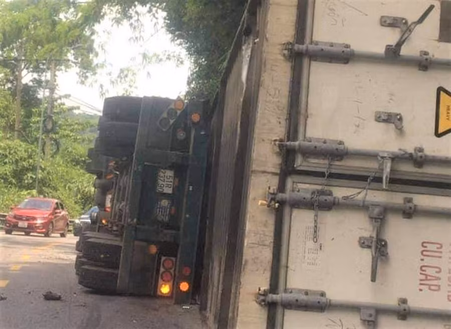 Xe container lật trên đèo Bảo Lộc vào trưa 23.5. ẢNH: T.DƯƠNG