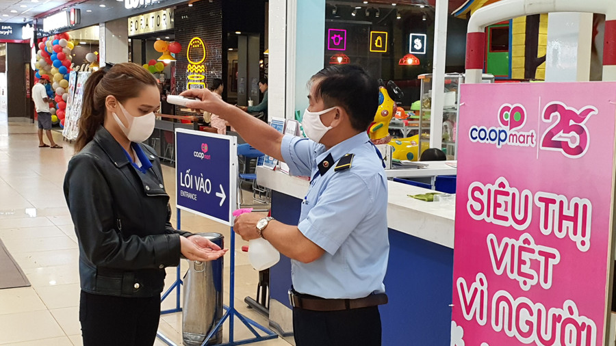 Người dân cần thực hiện đeo khẩu trang khi ra khỏi nhà để phòng dịch Covid-19 - Ảnh Như Nguyện