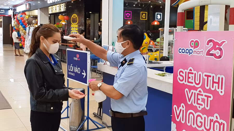 Người dân cần thực hiện đeo khẩu trang khi ra khỏi nhà để phòng dịch Covid-19 - Ảnh Như Nguyện