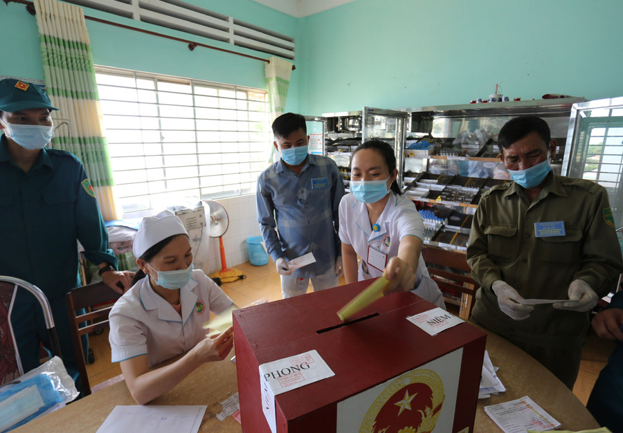 Các nhân viên y tế của Khoa Nội Tổng hợp (Bệnh viện Đa khoa tỉnh) bỏ phiếu tại bệnh viện. Ảnh: Văn Ngọc Các nhân viên y tế của Khoa Nội Tổng hợp thực hiện quyền bỏ phiếu tại bệnh viện. Ảnh: Văn Ngọc