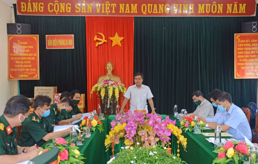 13-5 Quang cảnh buổi làm việc của Đoàn kiểm tra số 1 với Đồn Biên phòng Ia Nan, huyện Đức Cơ-ảnh Phương Linh