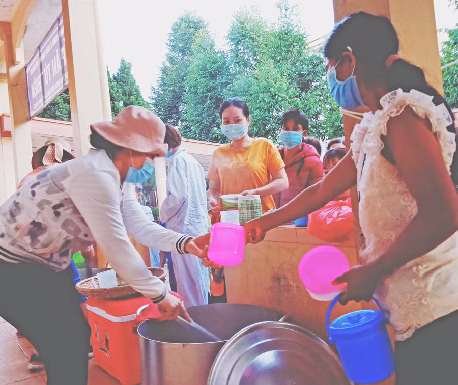 Phát cháo từ thiện sáng thứ ba hàng tuần ở Bệnh viện Đa khoa tỉnh. Ảnh: Đình Phê