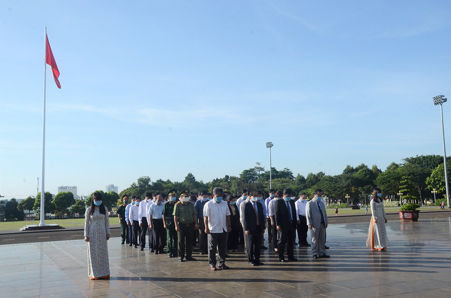 Các đồng chí lãnh đạo tỉnh mặc niệm tưởng nhớ công ơn trời biển của Chủ tịch Hồ Chí Minh. Ảnh: Phương Linh Các đồng chí lãnh đạo tỉnh mặc niệm tưởng nhớ công ơn trời biển của vị Cha già dân tộc. Ảnh: Phương Linh