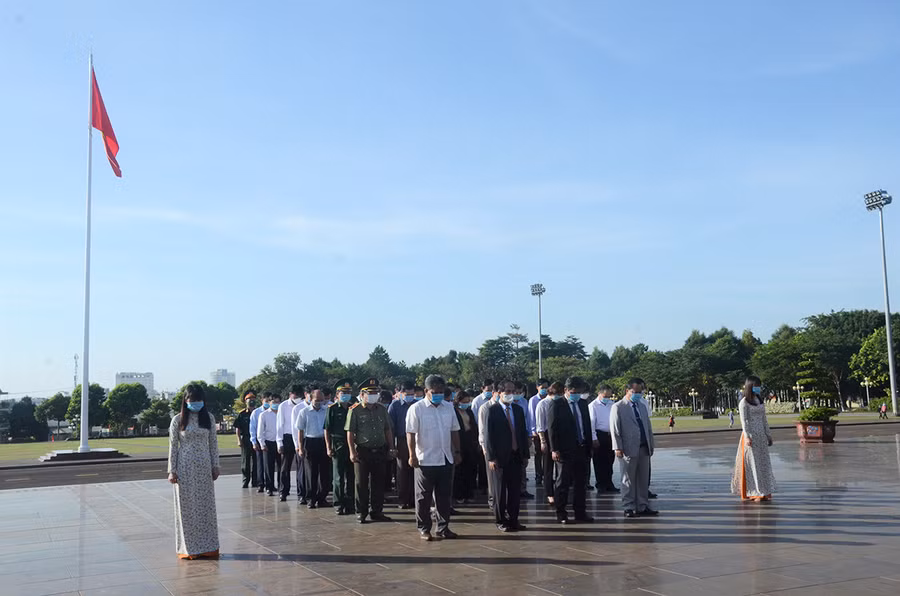 Các đồng chí lãnh đạo tỉnh mặc niệm tưởng nhớ công ơn trời biển của vị Cha già dân tộc. Ảnh: Phương Linh