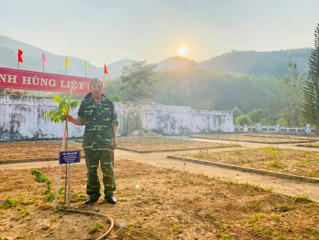 CCB Hồ Đại Đồng với cây sấu Hà Nội trong khu tưởng niệm Chư Tan Kra. Ảnh: M.N