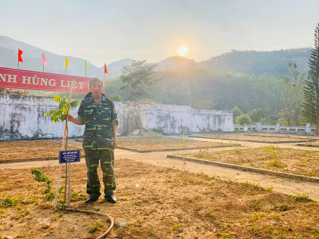 CCB Hồ Đại Đồng với cây sấu Hà Nội trong khu tưởng niệm Chư Tan Kra. Ảnh: M.N