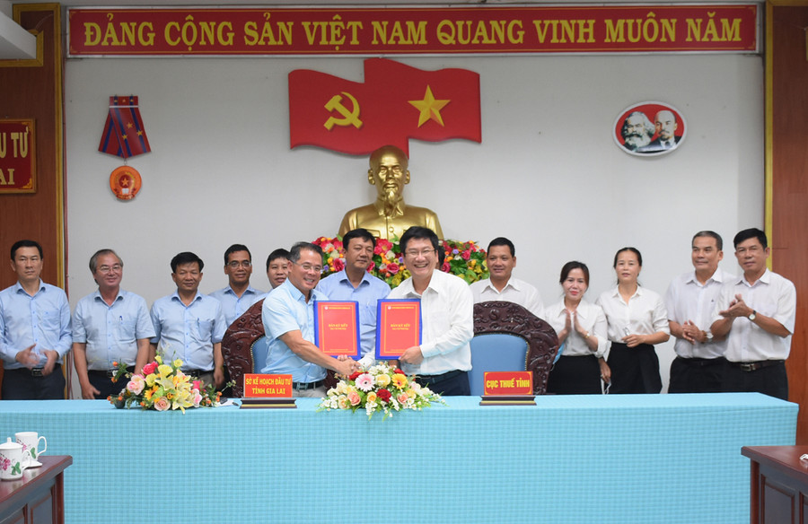 Sở Kế hoạch và Đầu tư ký kết quy chế phối hợp với Cục Thuế tỉnh nhằm nâng cao hiệu quả công tác quản lý thuế trên địa bàn. Ảnh: Minh Triều Sở Kế hoạch và Đầu tư ký kết quy chế phối hợp với Cục Thuế tỉnh nhằm nâng cao hiệu quả công tác quản lý thuế trên địa bàn.jpg