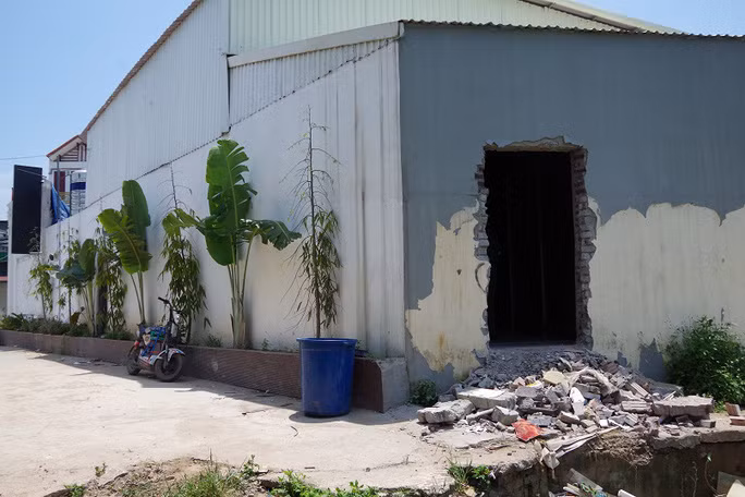 ... nhưng phía sau được chủ quán cho đục ra để lén lút đón khách giữa mùa dịch Covid-19