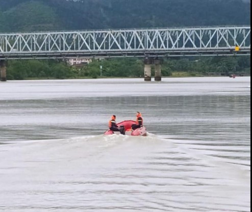  Lực lượng chức năng tổ chức tìm kiếm nạn nhân - Ảnh: Công an cung cấp