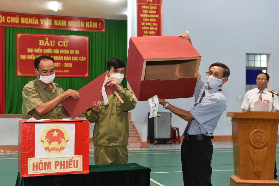 11 Ban tổ chức kiểm tra thùng phiếu. Ảnh: Đức Thụy