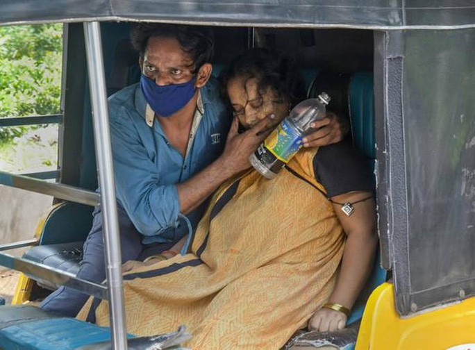 Một bệnh nhân Covid-19 được đưa tới bệnh viện King Gorge ở TP Visakhapatnam hôm 3-6. Ảnh: The Hindu Một bệnh nhân Covid-19 được đưa tới bệnh viện King Gorge ở TP Visakhapatnam hôm 3-6. Ảnh: The Hindu