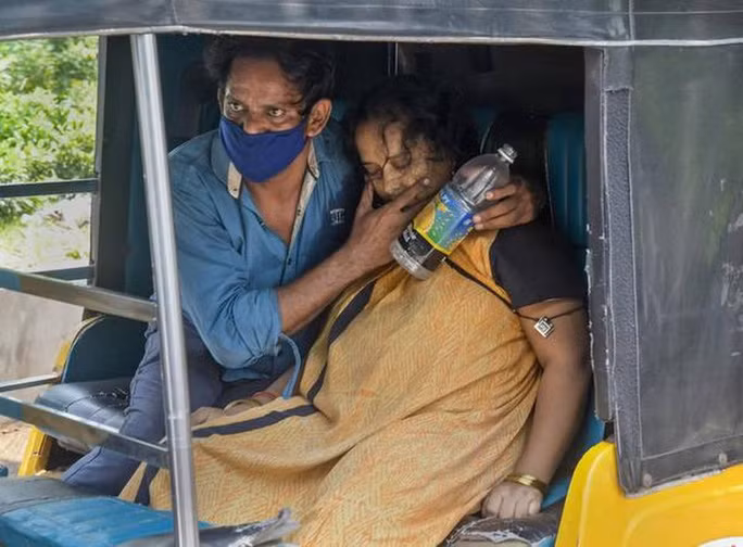  Một bệnh nhân Covid-19 được đưa tới bệnh viện King Gorge ở TP Visakhapatnam hôm 3-6. Ảnh: The Hindu