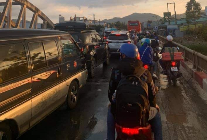 Chiều 2.5, nhiều xe cộ bắt đầu nối đuôi nhau để qua đèo Bảo Lộc, rời Đà Lạt sau kỳ nghỉ lễ. Ảnh: P.T