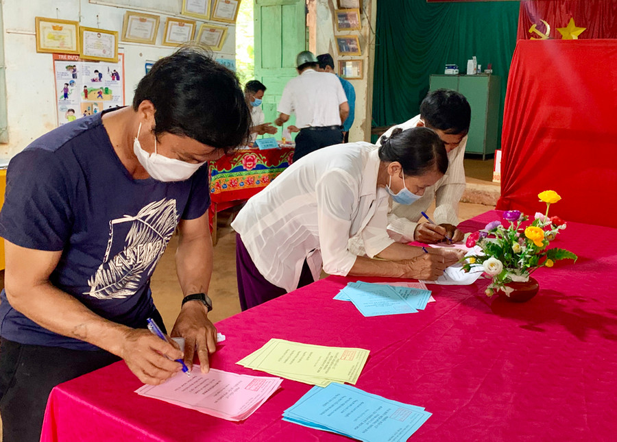 Các giáo dân xã Ia Phìn (huyện Chư Prông) cân nhắc để bầu ra những người tài đức vào Quốc hội và HĐND các cấp. Ảnh: Hà Duy Các giáo dân xã Ia Phìn đang cân nhắc, lựa chọn để bầu ra những người tài đức. Ảnh: Hà Duy