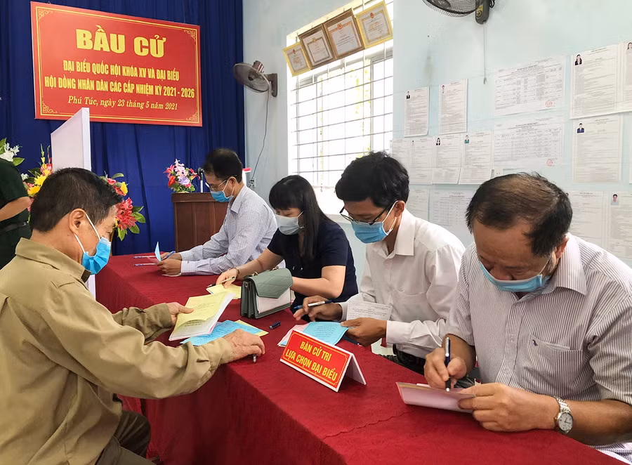 Các cử tri tại tổ 6, thhi5 trấn Phú Túc (huyện Krông Pa) lựa chọn bầu những đại biểu xứng đáng vào đại biểu Quốc hội và đại biểu HĐND các cấp. Ảnh: Lê Nam