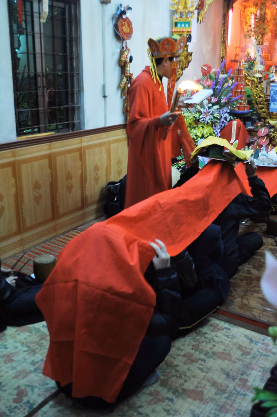 Điều chỉnh vận mệnh, cắt duyên âm... những trò rất dễ biến tướng thành mê tín. ẢNH: LAM PHONG