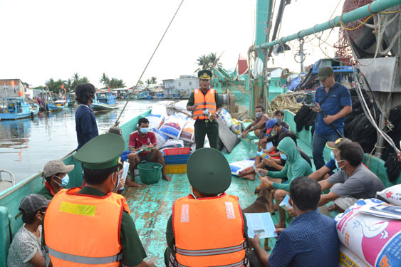 Lực lượng tuần tra kiểm tra giấy tờ của từng thuyền viên và điện thoại xác minh từ các cơ quan chức năng.