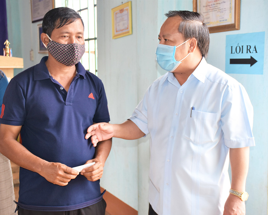 Phó Bí thư Thường trực Tỉnh ủy Châu Ngọc Tuấn trò chuyện cùng cử tri làng Dơk Rơng (xã Glar, huyện Đak Đoa)-Ảnh Trần Dung