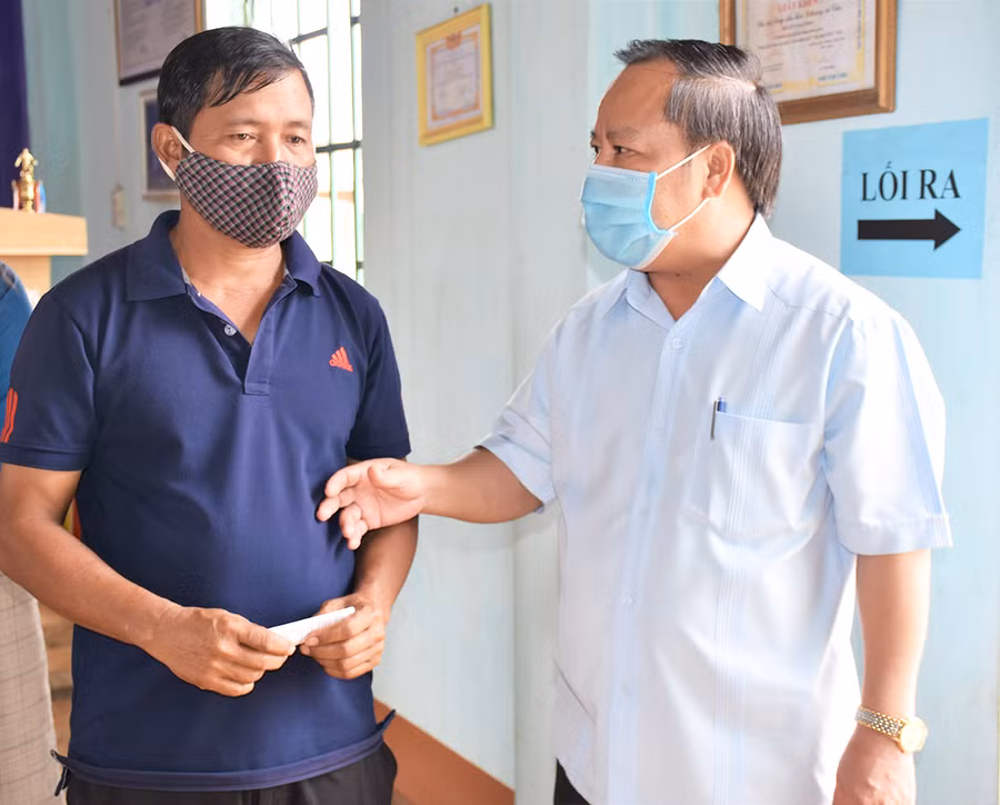 Phó Bí thư Thường trực Tỉnh ủy Châu Ngọc Tuấn trò chuyện cùng cử tri làng Dơk Rơng (xã Glar, huyện Đak Đoa)-Ảnh Trần Dung