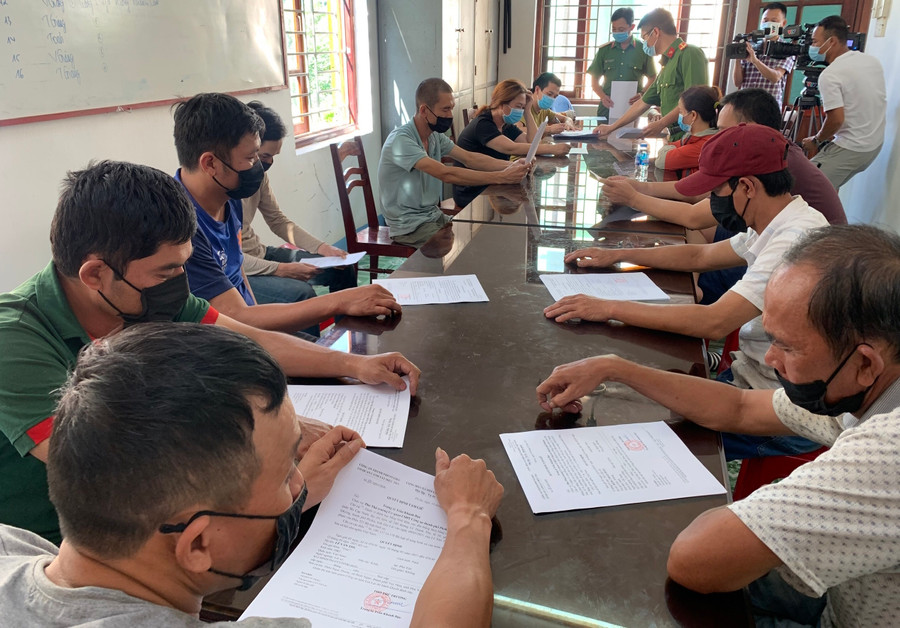  Các đối tượng bị bắt giữ trong vụ đánh bạc. Ảnh: Văn Ngọc