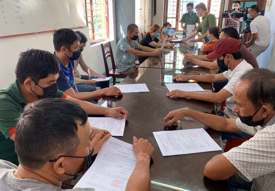  Các đối tượng bị bắt giữ trong vụ đánh bạc. Ảnh: Văn Ngọc