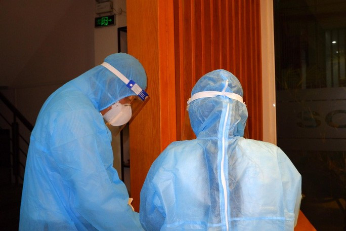  Nhân viên y tế lấy mẫu xét nghiệm những người liên quan trong đêm