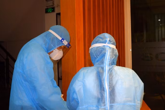  Nhân viên y tế lấy mẫu xét nghiệm những người liên quan trong đêm