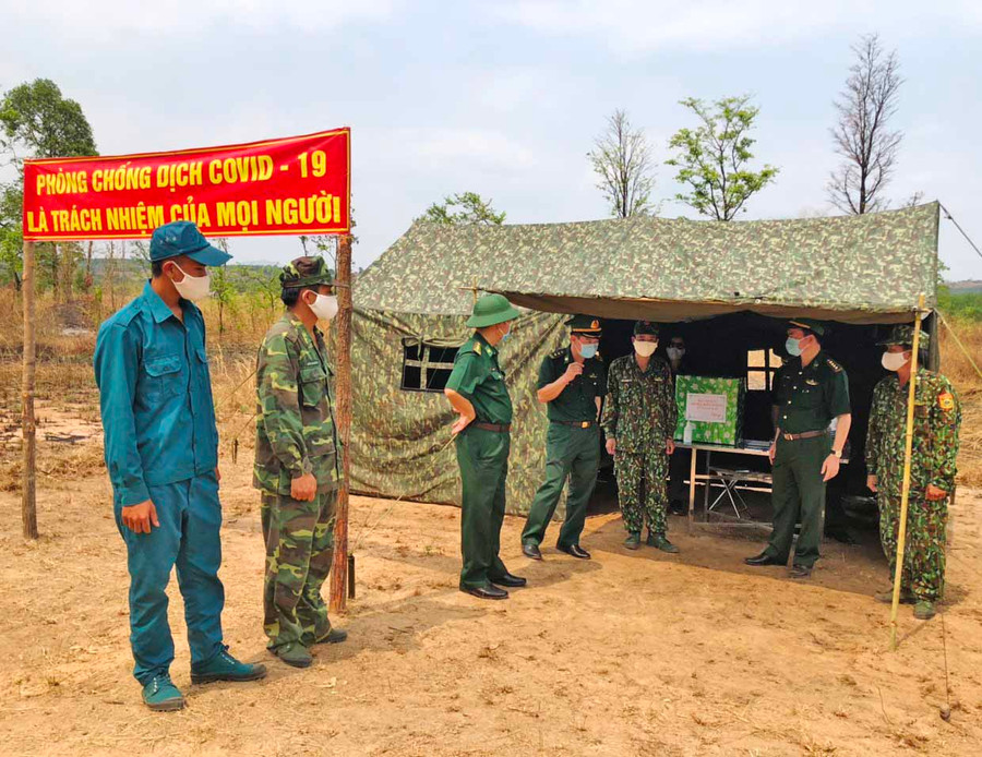Kiểm tra công tác phòng dịch tại chốt lâm thời phía Nam của Đồn Biên phòng Cửa khẩu Quốc tế Lệ Thanh (huyện Đức Cơ). Ảnh: Phương Dung