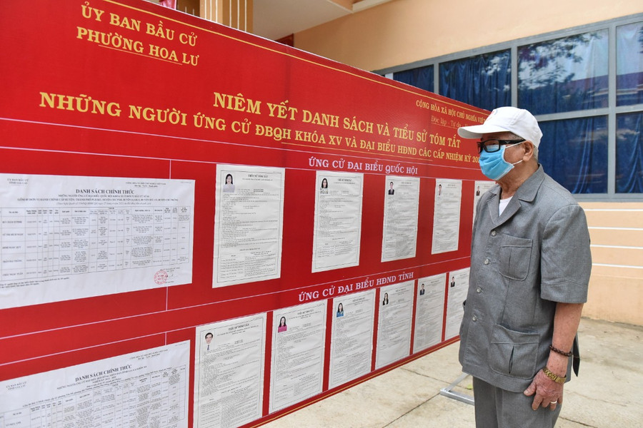 Nguyễn Hồng Quang (tổ 3 phường Hoa Lư, 120 tuổi) đi bỏ phiếu từ năm 1946. Ảnh: Đức Thụy