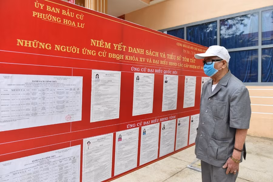 Nguyễn Hồng Quang (tổ 3 phường Hoa Lư, 120 tuổi) đi bỏ phiếu từ năm 1946. Ảnh: Đức Thụy