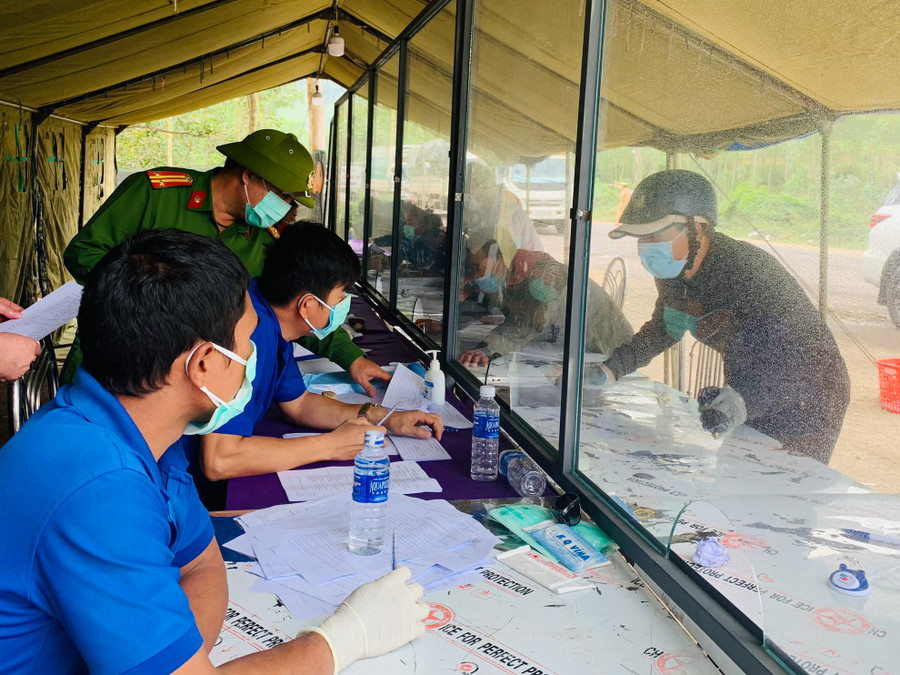 Đoàn viên, thanh niên H.Tây Sơn (bình Định) hỗ trợ người dân khai báo y tế tại chốt kiểm tra phòng, chống dịch bệnh Covid-19 tại QL19 - Ảnh: BẢO THOA Đoàn viên, thanh niên H.Tây Sơn (bình Định) hỗ trợ người dân khai báo y tế tại chốt kiểm tra phòng, chống dịch bệnh Covid-19 tại QL19 - Ảnh: BẢO THOA