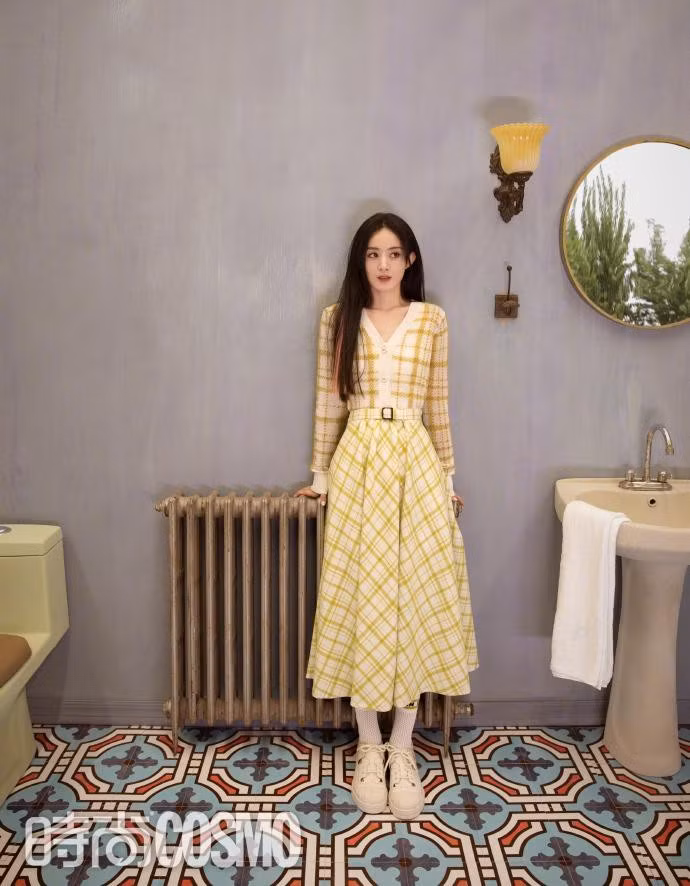 Xung quanh cuộc hôn nhân giữa Triệu Lệ Dĩnh và Phùng Thiệu Phong có hàng loạt tin đồn. Mới đây, có thông tin cho rằng hạnh phúc gia đình của cặp đôi này thực ra chỉ là trên danh nghĩa, họ lập một bản hợp đồng để cho đứa bé trong bụng Triệu Lệ Dĩnh có danh phận.