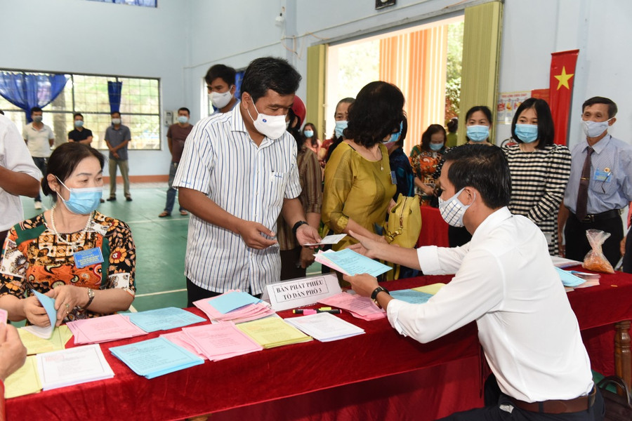  Các cử tri được hướng dẫn làm thủ tục trước khi bỏ phiếu. Ảnh: Đức Thụy
