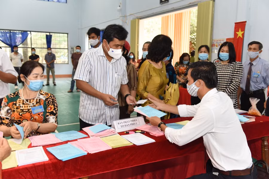  Các cử tri được hướng dẫn làm thủ tục trước khi bỏ phiếu. Ảnh: Đức Thụy