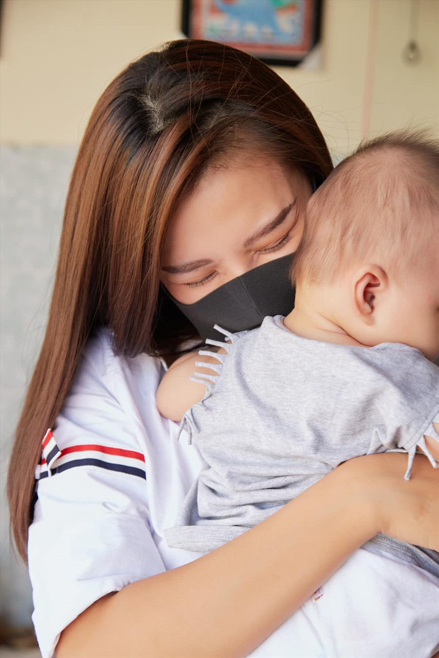 Á hậu Kim Duyên cũng yêu thích những hoạt động từ thiện giống Hoa hậu Khánh Vân. Cô từng chia sẻ trong đêm Chung kết Hoa hậu Hoàn vũ Việt Nam 2019 rằng đã từng đồng sáng lập một quỹ Lan tỏa yêu thương dành cho các trẻ em nghèo hiếu học. Ngoài ra, sau khi đăng quang, Kim Duyên đã bắt tay thực hiện các dự án thiện nguyện như hỗ trợ chăm sóc sức khỏe đối với những người nhiễm HIV/AIDS, hay những hoạt động cho cộng đồng LGBT... Ảnh: NVCC.