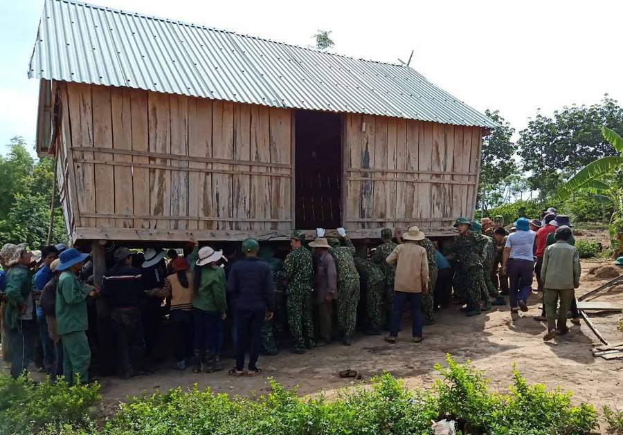 Cán bộ, chiến sĩ Tiểu đoàn 10 (Lữ đoàn Pháo binh 368, Quân khu 5) giúp người dân làng Cam (xã Đak Smar, huyện Kbang) di dời nhà cửa đến nơi ở mới. Ảnh: Minh Phương