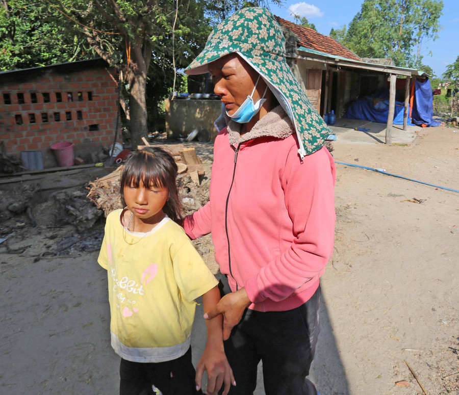 Chị Nguyễn Thị Hồng và con gái út. Ảnh: Lê Văn Ngọc