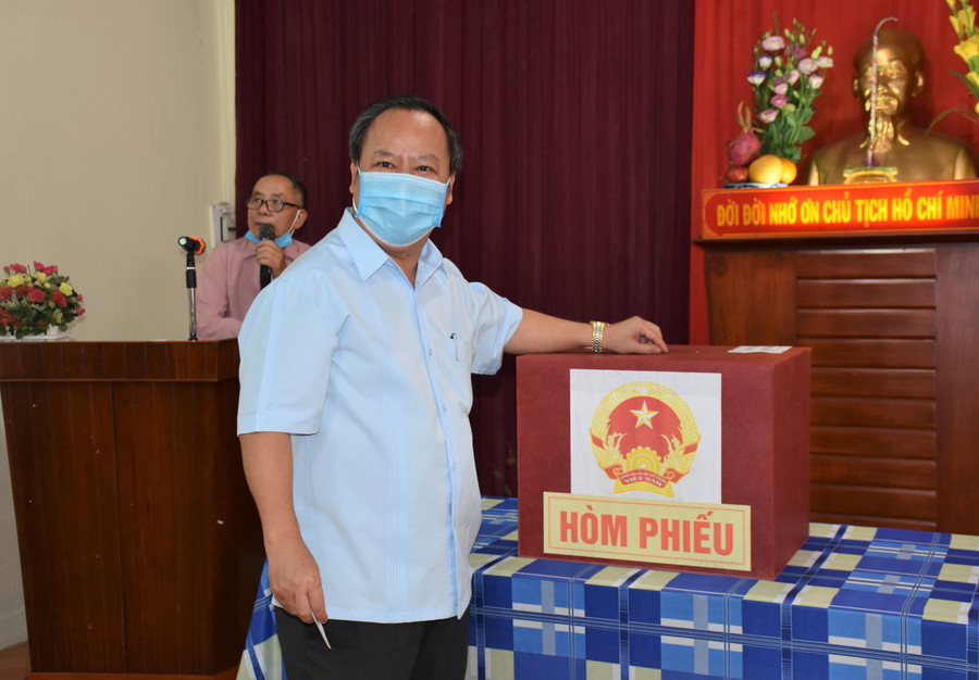 Đồng chí Châu Ngọc Tuấn-Phó Bí thư Thường trực Tỉnh ủy, Chủ tịch HĐND tỉnh Gia Lai dự khai mạc và bỏ phiếu tại khu vực bỏ phiếu số 3 (tổ dân phố 5, tổ dân phố 6, phường Ia Kring, TP. Pleiku). Ảnh: Trần Dung