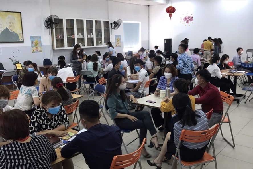 Công ty Cổ Phần Tập đoàn Liên Kết Việt Nam tập trung đông người giữa mùa dịch COVID-19. Ảnh: Nam Ha Công ty Cổ Phần Tập đoàn Liên Kết Việt Nam tập trung đông người giữa mùa dịch COVID-19. Ảnh: Nam Ha