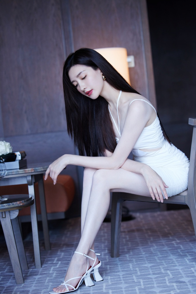 Bộ ảnh mới của Giang Sơ Ảnh được chụp nhân dịp nữ nghệ sĩ tham gia sự kiện quảng bá cho một thương hiệu mỹ phẩm. Cô gây ấn tượng với thân hình nuột nà trong chiếc đầm trắng bó sát có thiết kế cắt xẻ táo bạo. ẢNH: WEIBO NV