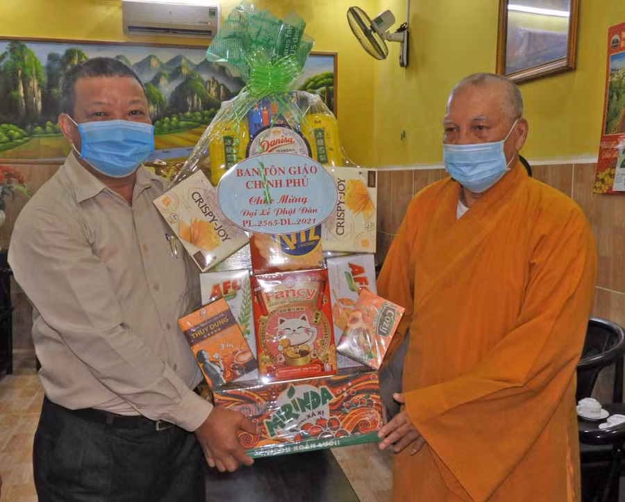 ẢNH: -Thừa ủy quyền, Trưởng Ban tôn giáo tỉnh Hồ Hải Tần (trái) trao quà Ban tôn giáo Chính phủ cho Hoà thượng Thích Trí Thạnh (6622)