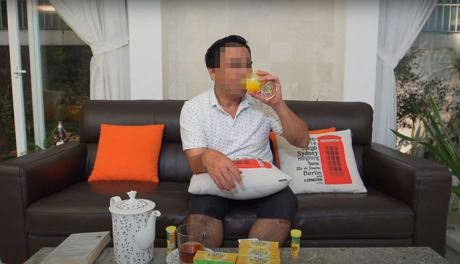 Nghệ sĩ Q.L giới thiệu và dùng thử sản phẩm có tên Scurma fizzy “điều trị tận các tế bào ung thư”. ẢNH: CHỤP MÀN HÌNH Nghệ sĩ Q.L giới thiệu và dùng thử sản phẩm có tên Scurma fizzy “điều trị tận các tế bào ung thư”. ẢNH: CHỤP MÀN HÌNH
