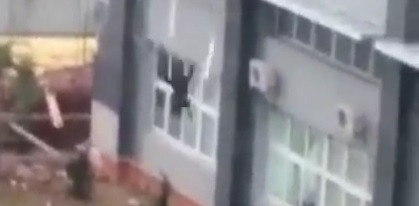 Thời khắc người đàn ông rơi xuống đất.