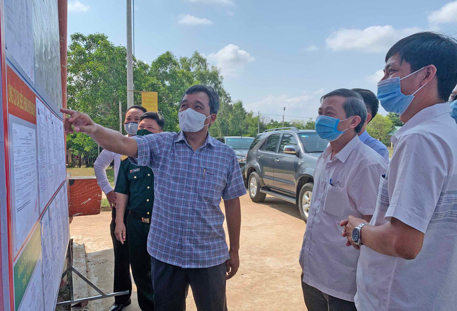 11-5 Đồng chí Hồ Văn Niên-Bí thư Tỉnh ủy (áo sọc) kiểm tra niêm yết danh sách ứng cử viên tại nhà rông làng Leng Tô-thị trấn Đak Pơ-huyện Đak Pơ-ảnh P.L