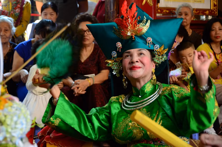 Người theo Mẫu hóa thân vào chính vị thần mà mình tôn thờ qua nghi thức đồng